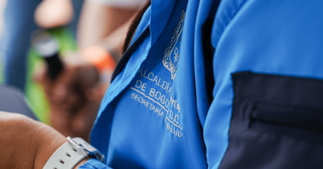 Foto de la chaqueta de un funcionario de salud 