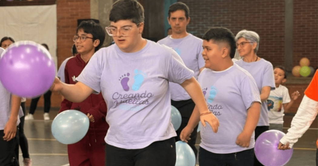 Foto de un grupo de personas bailando