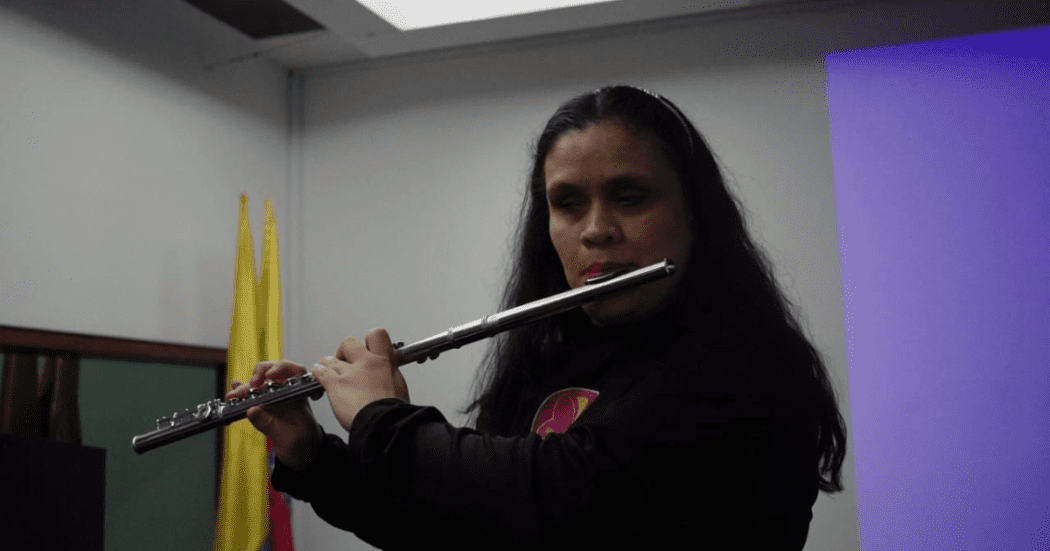 Foto de una mujer tocando un instrumento 