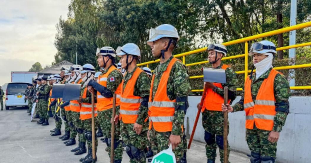 Uniformados formados con signos de tránsito para garantizar seguridad vial en Semana Santa.