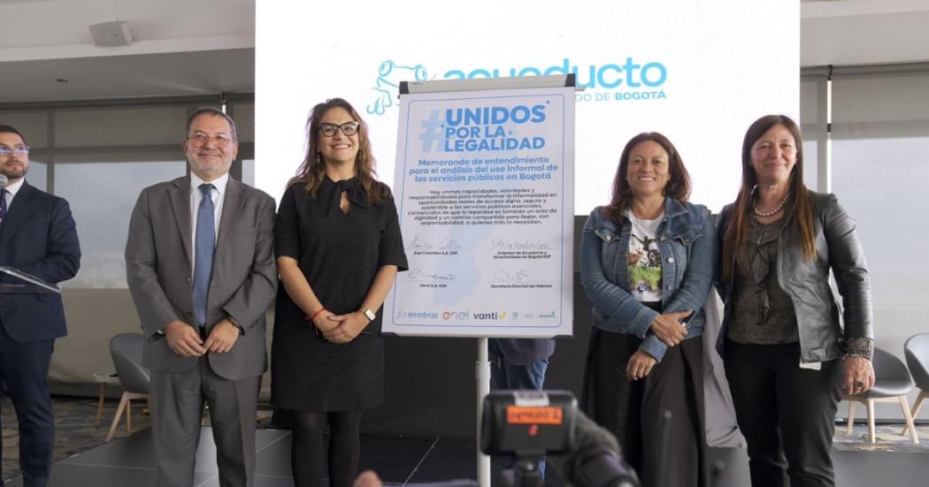 Foto que muestra cuatro personas sonriendo 