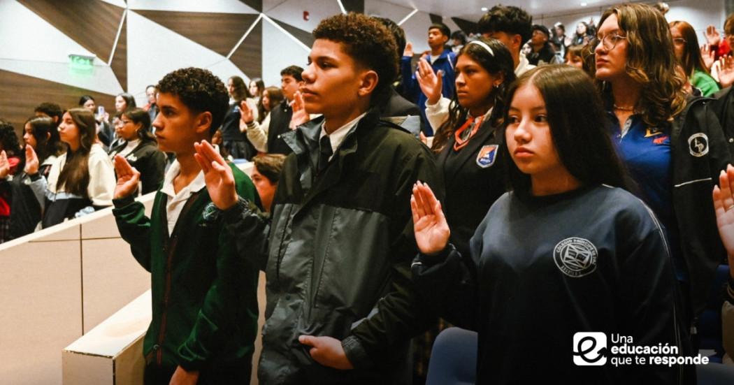 Foto que muestra estudiantes reunidos 