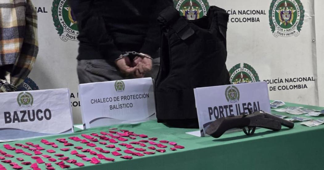 Capturados y material incautado en Kennedy: dosis de bazuco, chaleco balístico y escopeta.