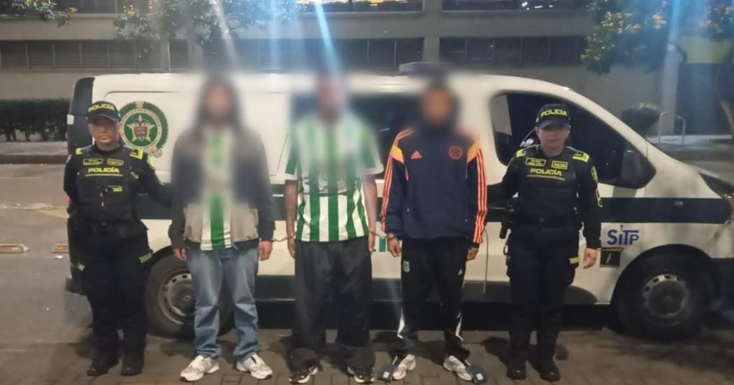 Tres capturados por el presunto hurto de una camiseta de fútbol a un hincha en estación de TransMilenio