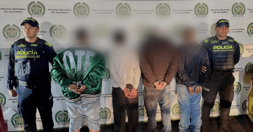 Imagen de los cuatro capturados dando la espalda