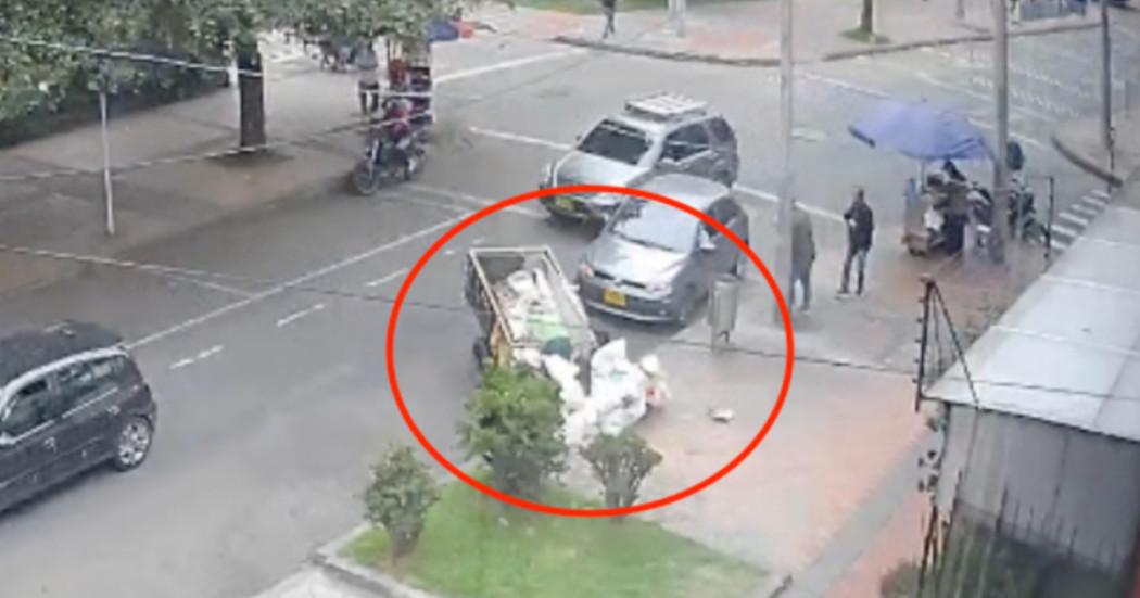 Foto que muestra una persona dejando residuos en la calle