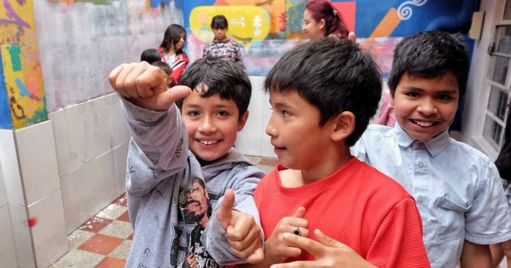 Imagen de dos niños sonriendo