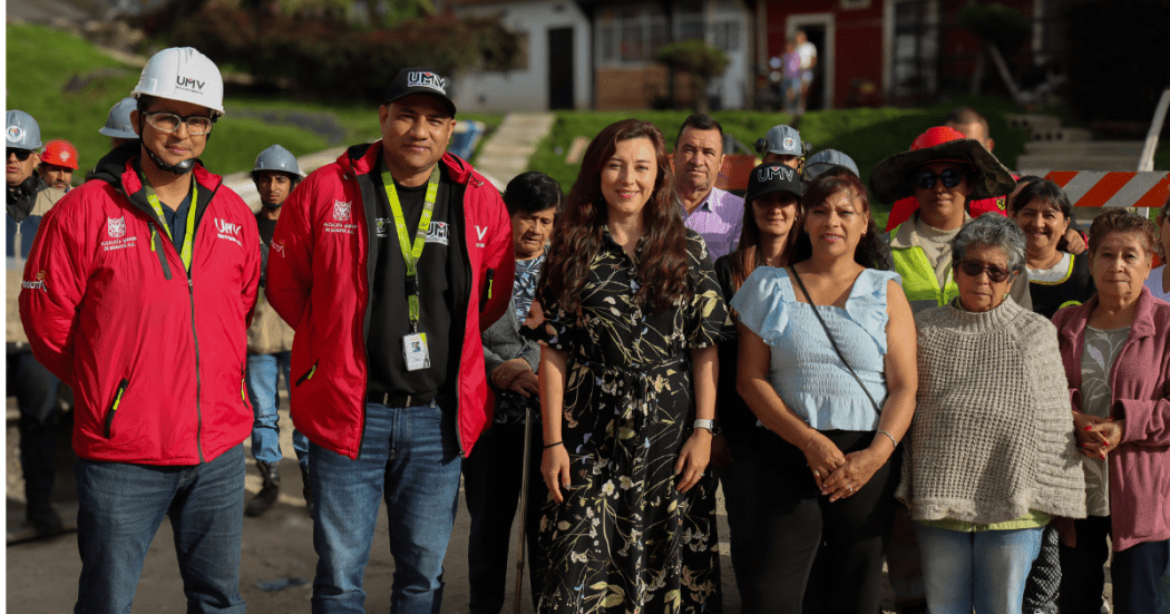 Foto de funcionarios de la alcaldía de Chapinero con ciudadanos