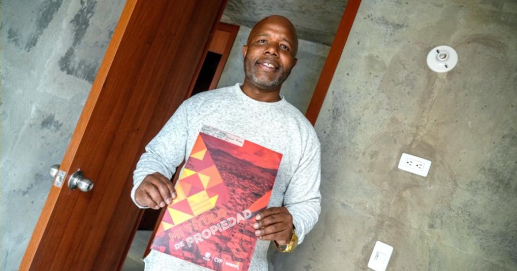 Foto que muestra a una señor sonriendo 