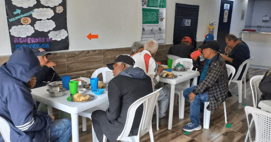 Imagen de varias personas comiendo en el comedor comunitario Las Cruces