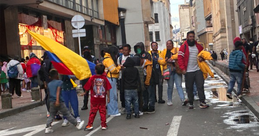 Imagen de integrantes de la comunidad Emberá con menores de edad en las calles del centro de Bogotá