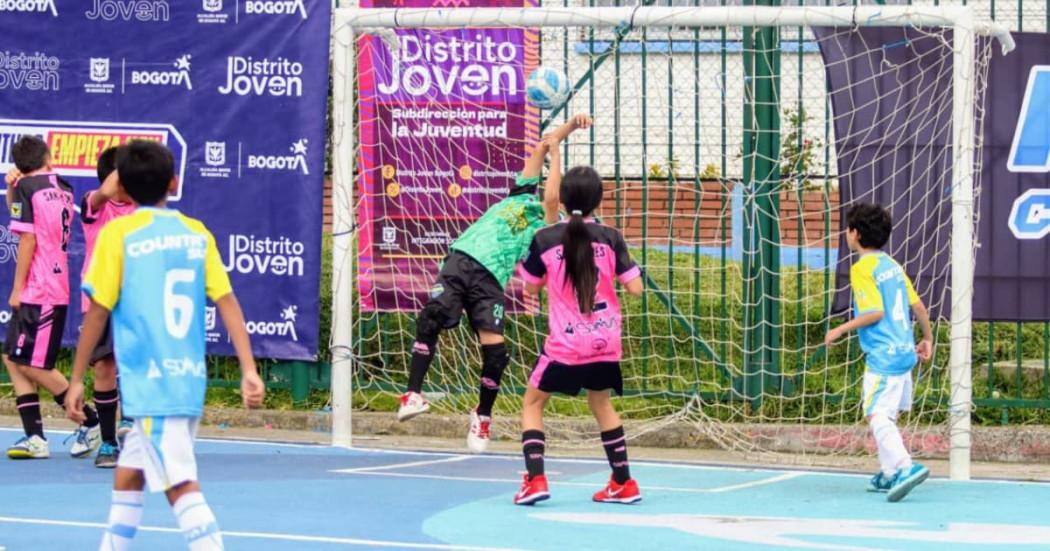 Niños jugando futsal