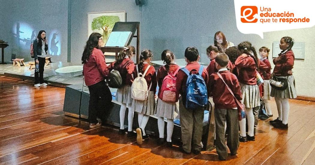 Foto que muestra estudiantes reunidos