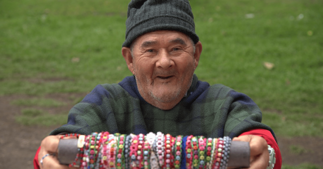 Imagen de un adulto mayor sonriendo