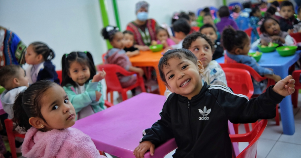 Imagen de varios niños y niñas sonriendo