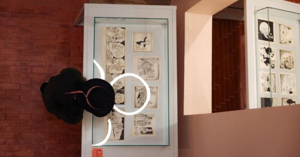 Imagen de persona observando exposición de Cómic en blanco y negro