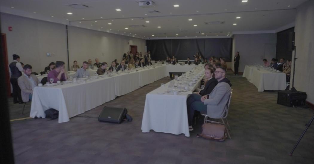 Foto que muestra personas reunidas