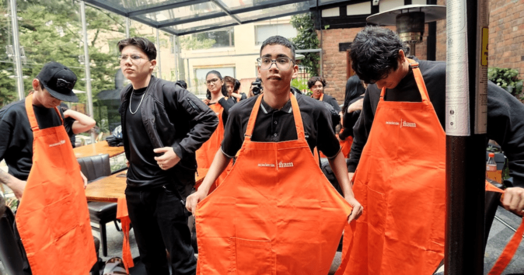 Imagen de jóvenes poniéndose un delantal
