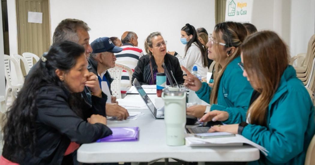 Foto que muestra personas reunidas en una mesa