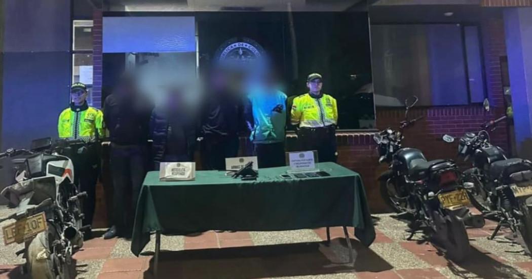 Cuatro ladrones capturados junto a las motos recuperadas.