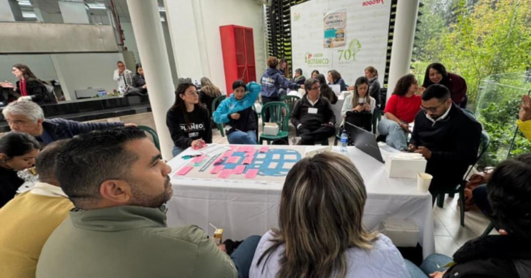 Personas reunidas en la mesa de turismo