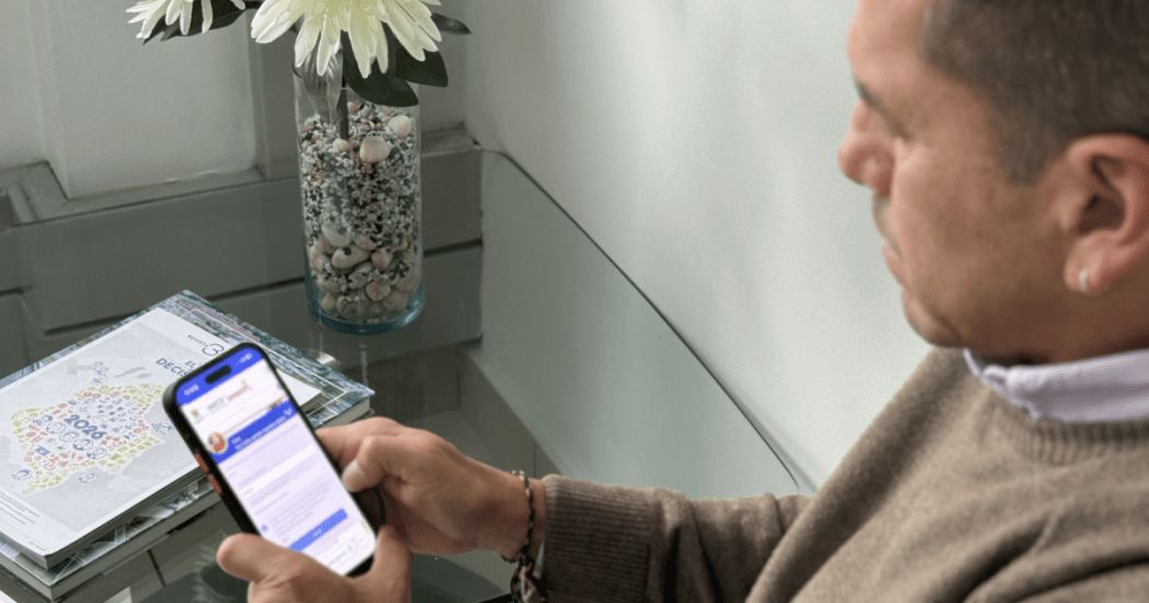 Foto de una persona mirando una pantalla del celular 