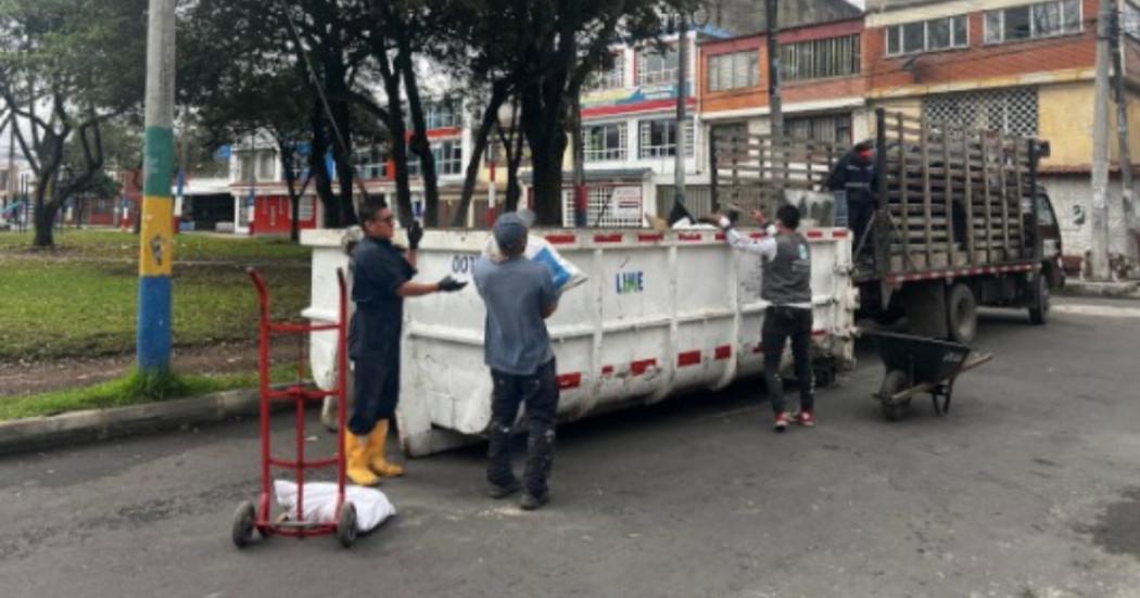 Foto que muestra personas con residuos en un ecopuntos