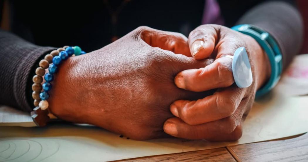 Manos de una mujer afrodescendiente.
