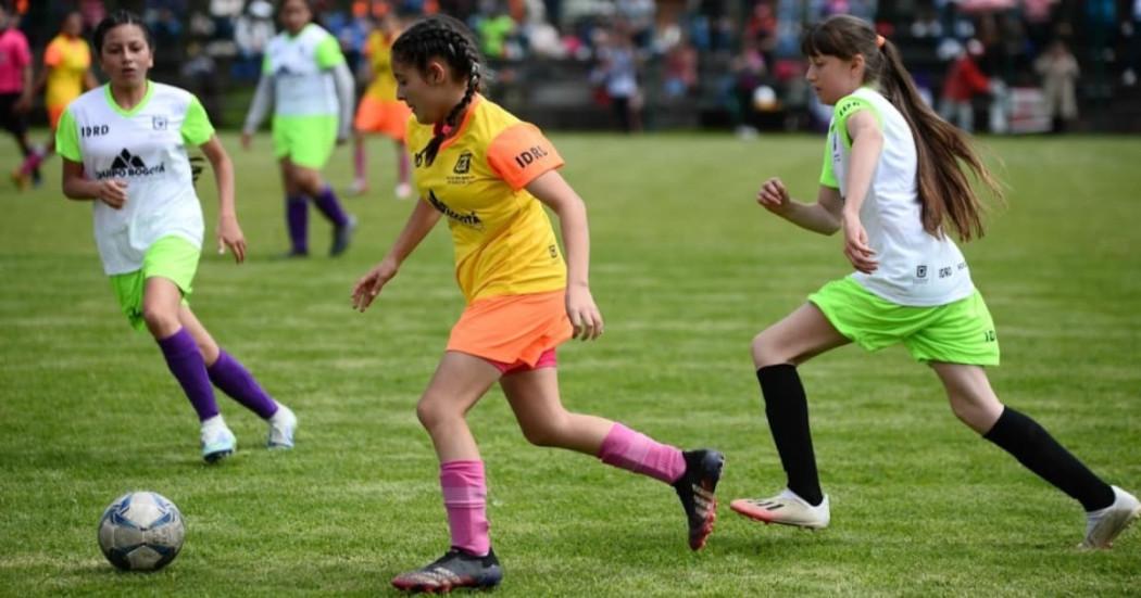 Foto de niñas jugando fútbol en Bogotá.