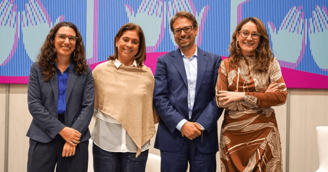 Imagen de la secretaria junto a la gerente de TransMilenio