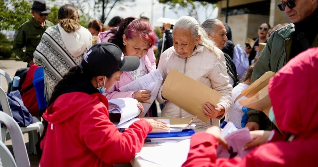 Foto que muestra personas hablando 