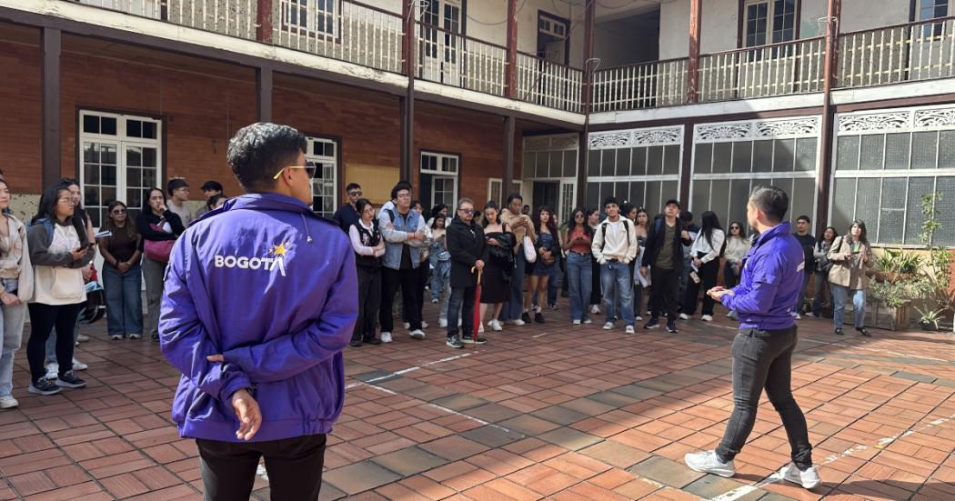 Foto que muestra personas reunidas