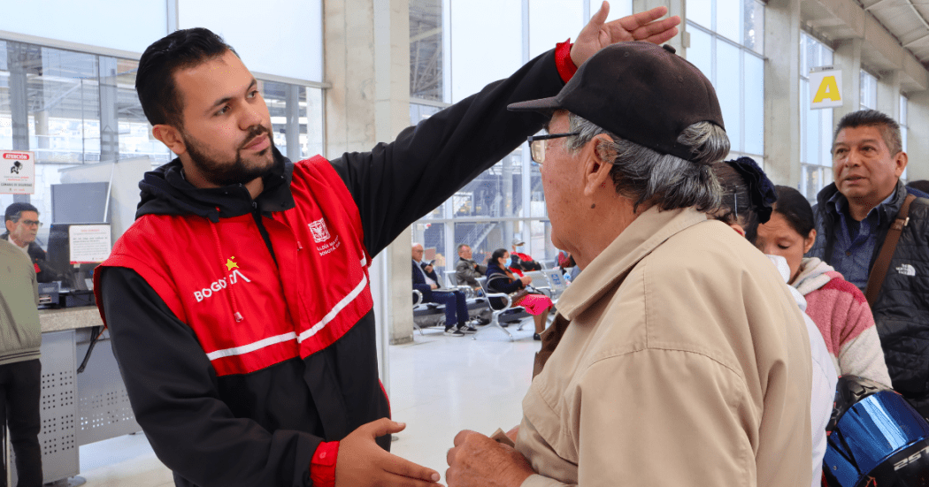 Foto de un funcionario ayudando a un ciudadano