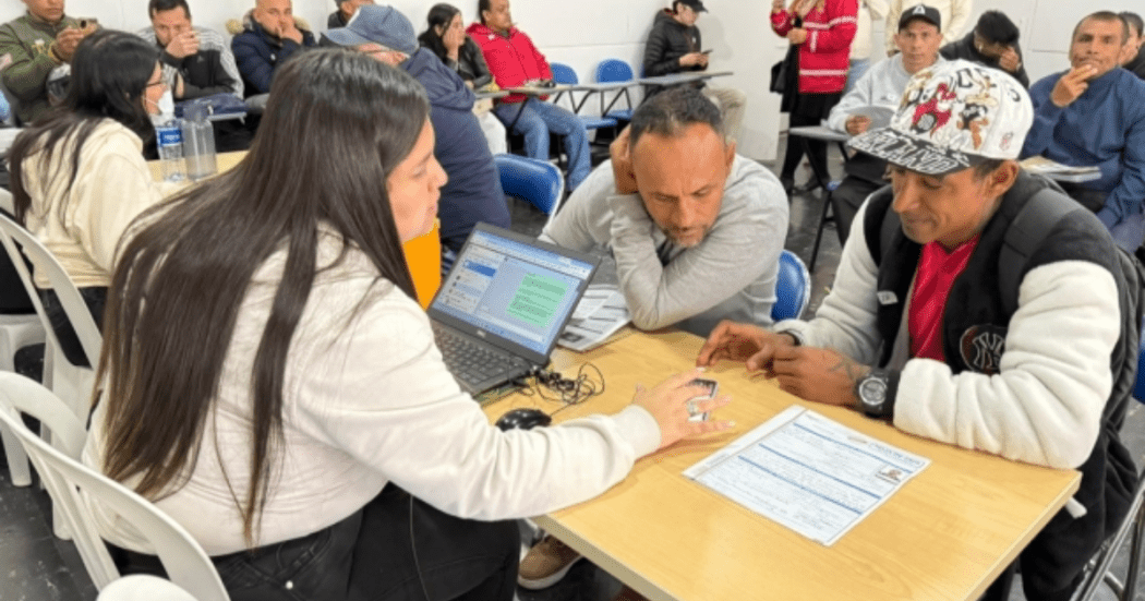 Foto de una feria de empleo en Bogotá 2026