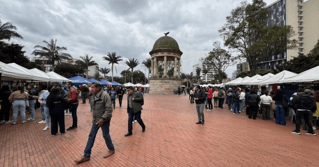 Foto de una feria de empleo en el centro de Bogotá