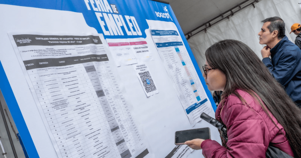 Imagen de una persona viendo un cartel con vacantes de trabajo