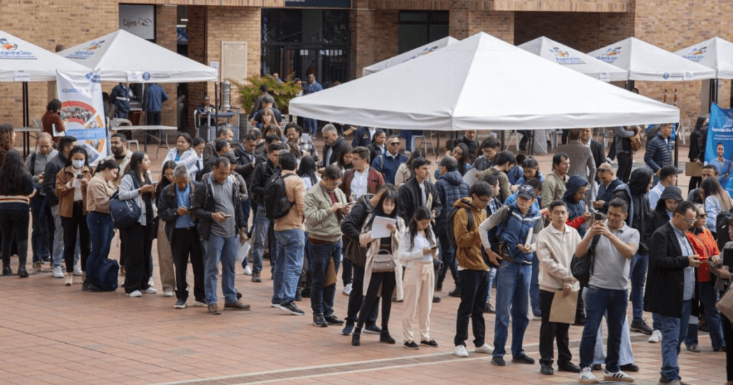 Imagen de gente haciendo filas en una Feria de Empleo