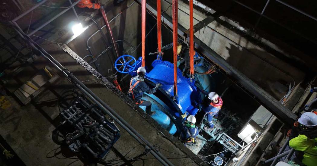 Foto que muestra trabajadores del Acueducto de Bogotá instalando la válvula 