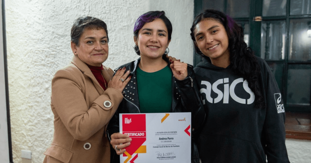 Imagen de tres mujeres sonriendo 