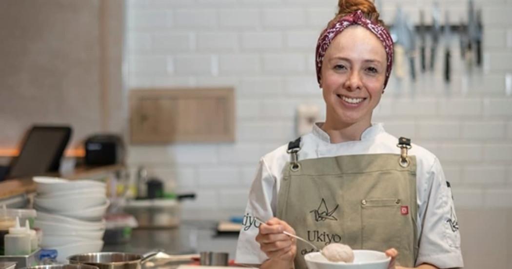Una mujer preparando un postre