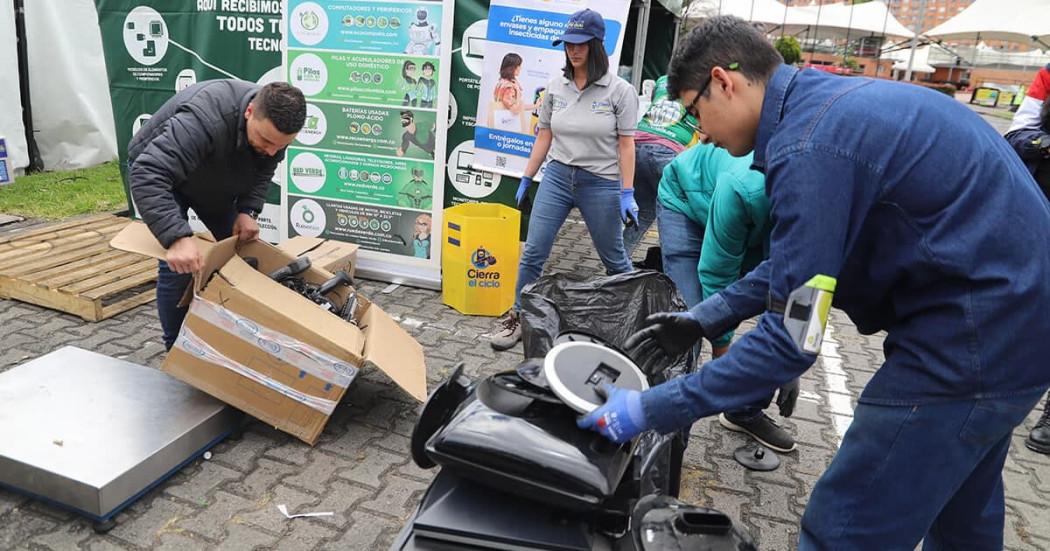 Personas separando residuos electrónicos