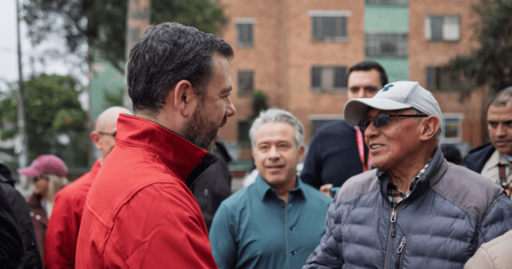 Imagen del alcalde hablando con un señor