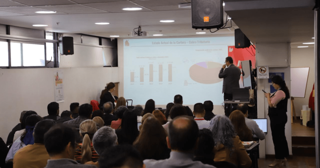 Foto de una charla de funcionarios de la Secretaría de Hacienda