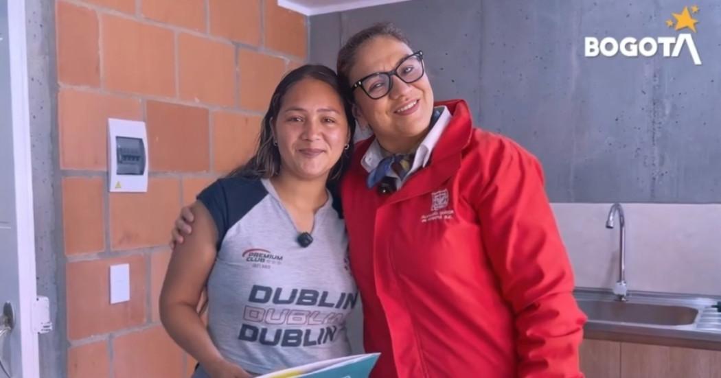 Foto que muestra a dos personas sonriendo