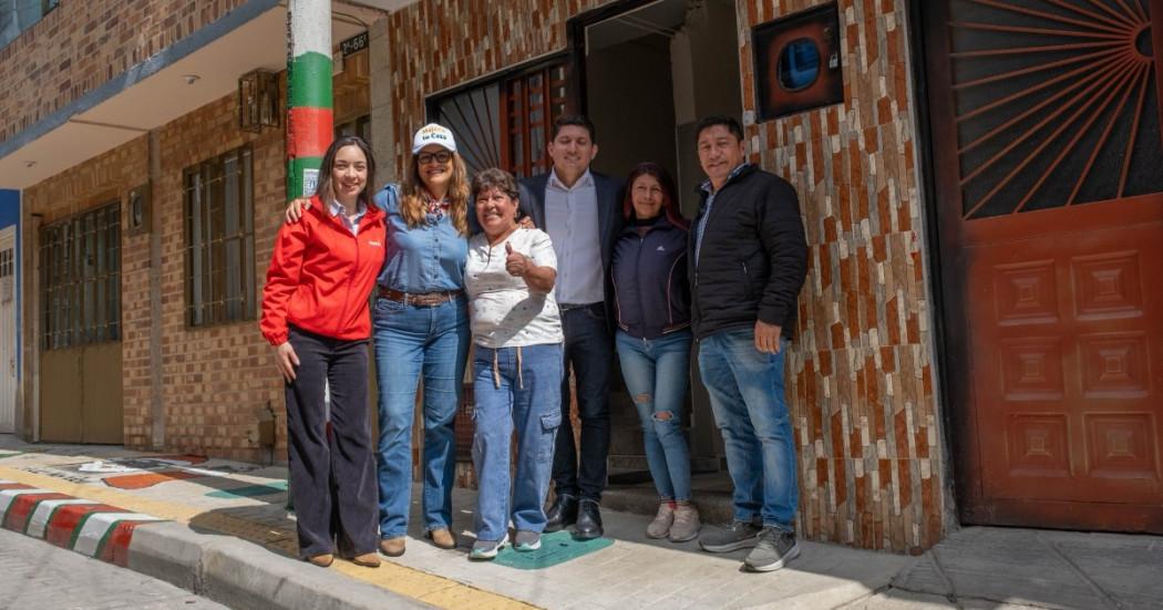 Foto que muestra seis personas sonriendo 