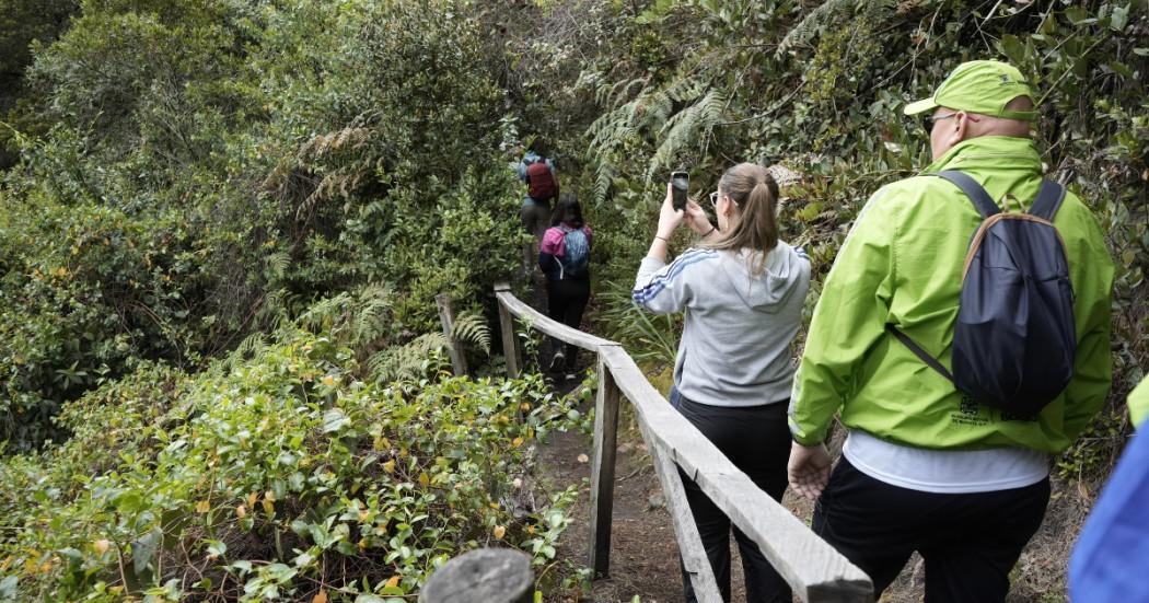 Foto que muestra una personas en un sendero ecológico 