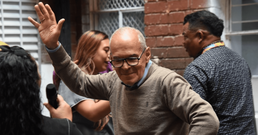 Imagen de una hombre adulto mayor bailando