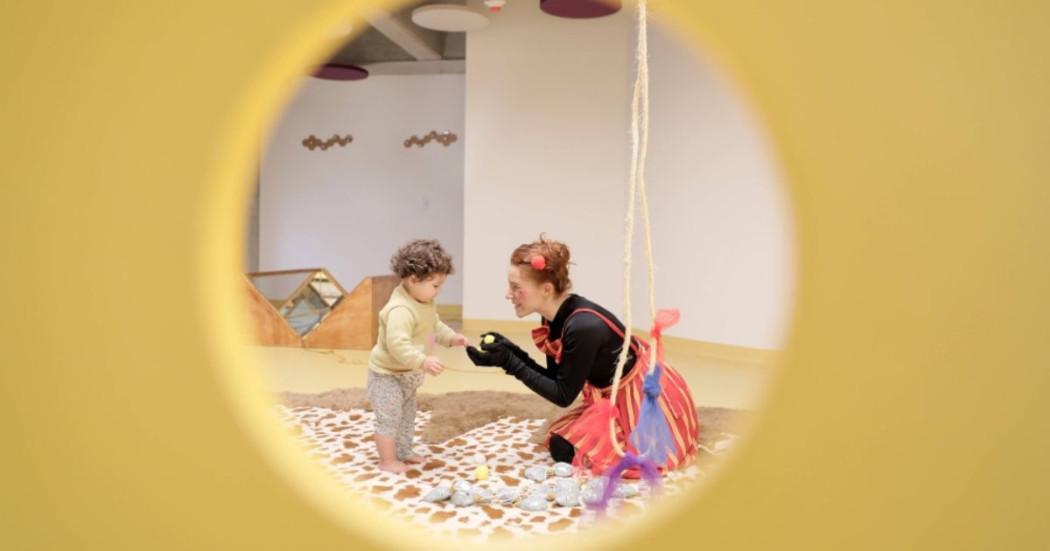 Imagen de cuidadora Idartes con un niño pequeño