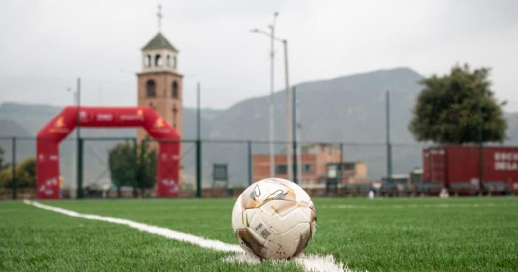 Foto de la cancha sintética del parque La Aurora Usme, al sur de Bogotá.