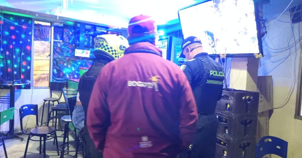 Funcionario del Distrito y dos Policías en operativo contra establecimiento nocturno. 